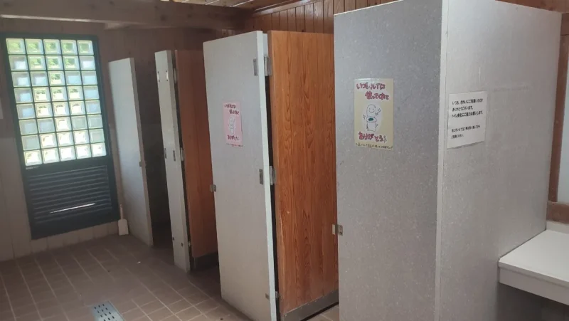 栄松ビーチ・キャンプ場 フリーサイト後方の女性トイレ