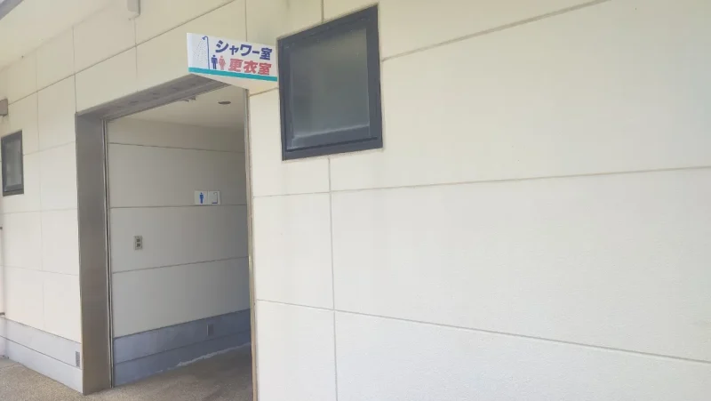 栄松ビーチ・キャンプ場 シャワー室出入口