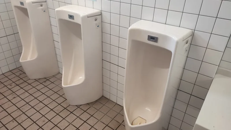栄松ビーチ・キャンプ場 シャワー室の男性トイレ（小便器）