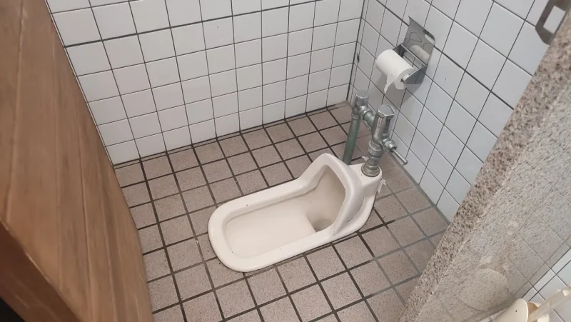 栄松ビーチ・キャンプ場 シャワー室の男性トイレ（和式）