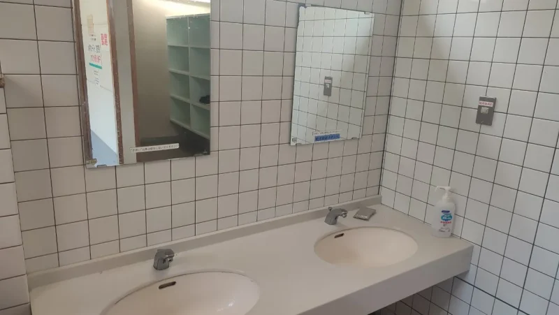 栄松ビーチ・キャンプ場 シャワー室の男性トイレ（手洗い場）