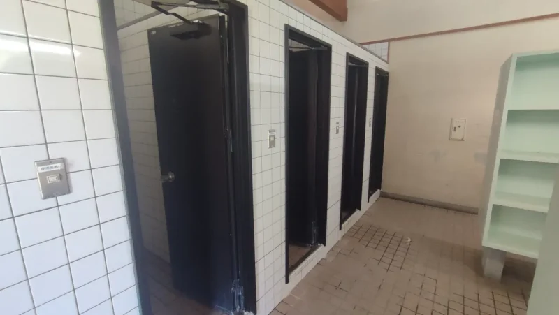 栄松ビーチ・キャンプ場 シャワー室（男性用）