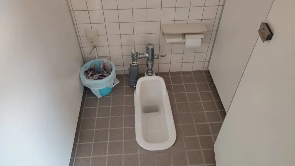 鹿川キャンプ場 オートサイト付近の女性トイレ（和式）