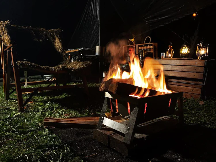 VIPOCO　秒速組立 折りたたみ式バーベキューコンロ　焚き火台から薪がはみ出る