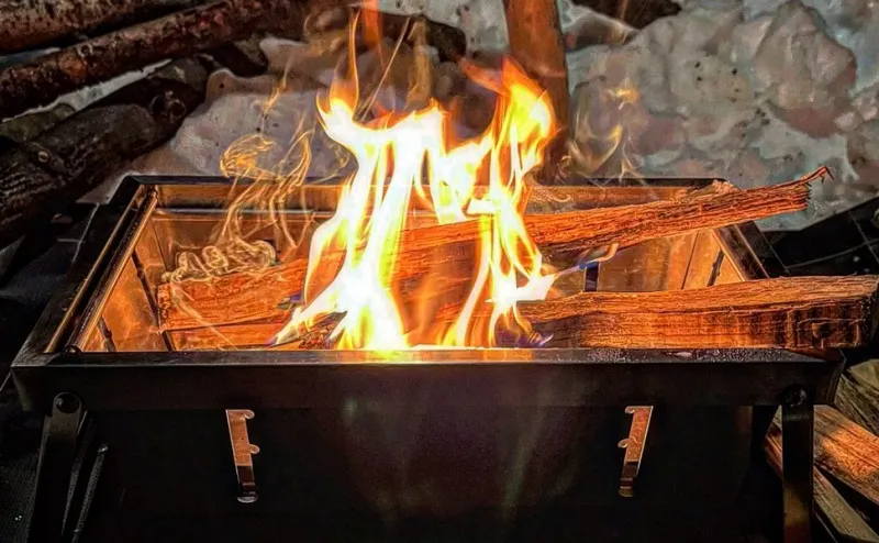 VIPOCO　秒速組立 折りたたみ式バーベキューコンロで焚き火の様子