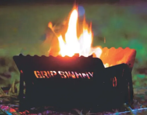 BE-PAL12月号特別付録 GRIP SWANY×BE-PAL「スチール焚き火台Black Edition」炎でロゴが浮かび上がる様子
