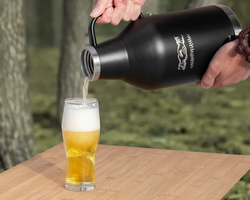 FIELDOOR「ノーザンクーラー炭酸ボトル」 グラスにビールを注ぐ様子