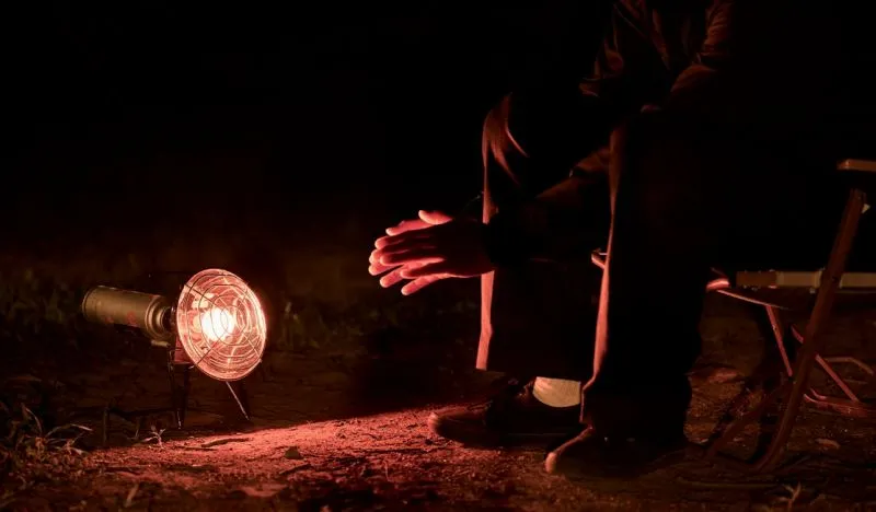Iwatani「マル暖」FORE WINDS「MULTI HEATER」カセットガスストーブ　キャンプ場で暖を取る男性