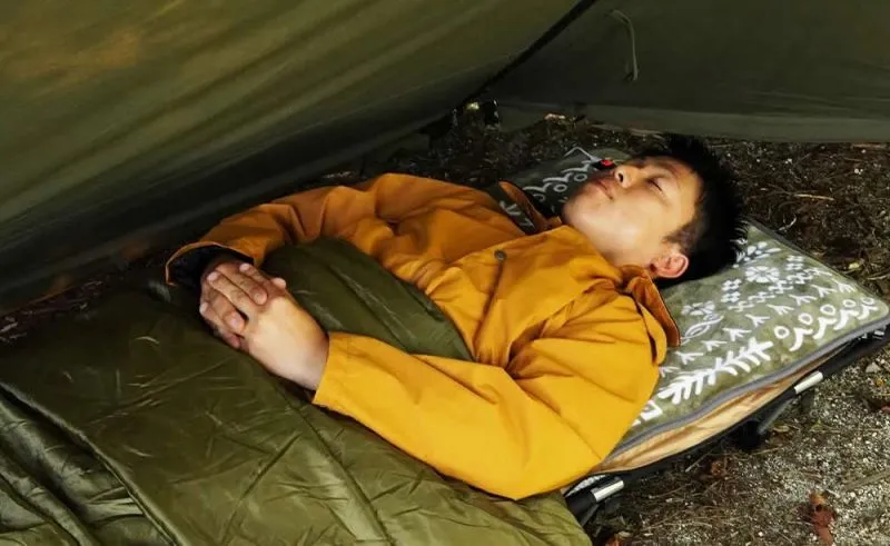 FUTURE FOX「ナバホ柄 電熱マット」 温かくして寝ている男性