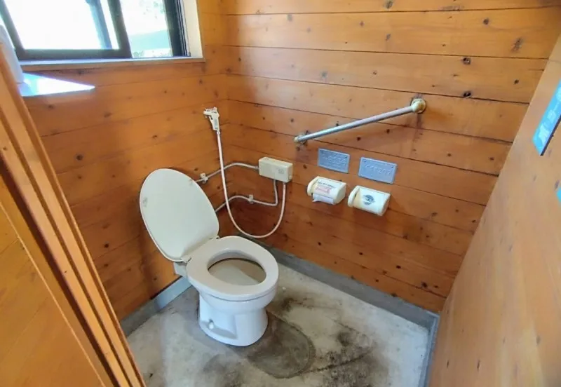 オートキャンプ場 高原の里 男性洋式トイレ