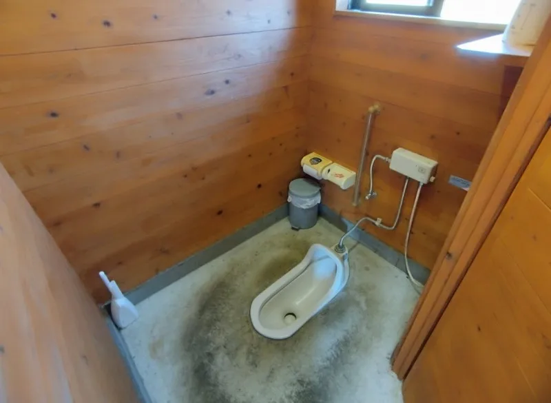 オートキャンプ場 高原の里 男性和式トイレ