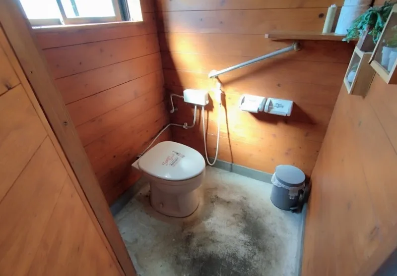 オートキャンプ場 高原の里 女性個室トイレ室内