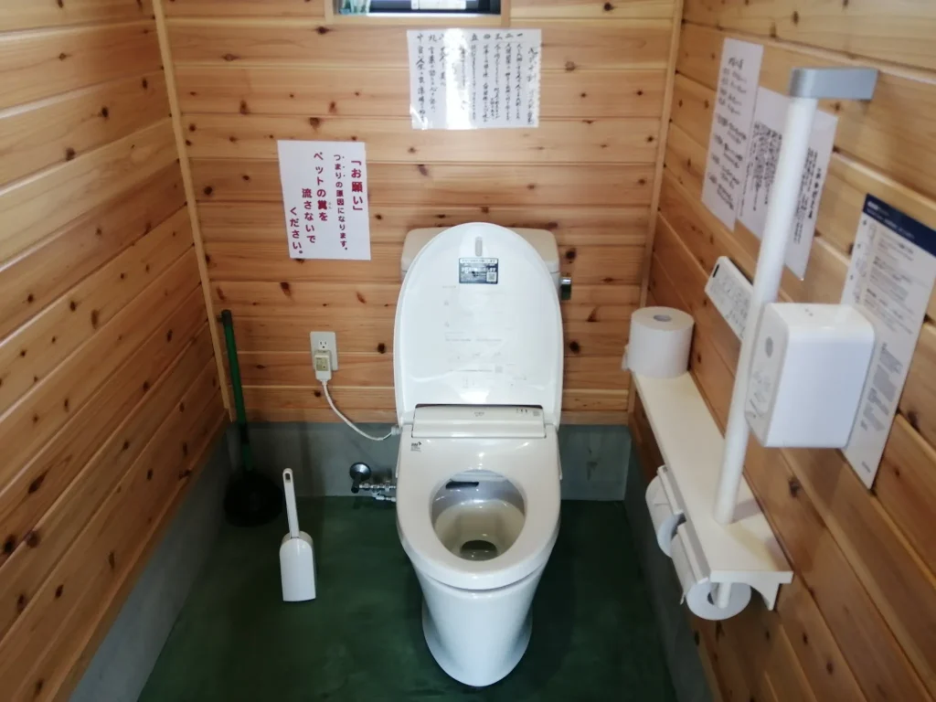 オートキャンプ場in高千穂 フリーサイト付近の男性トイレ洋式