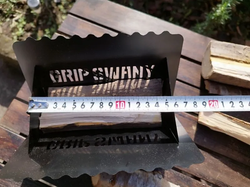 BE-PAL付録｜GRIP SWANY「スチール焚き火台」15cmの薪を置いた様子