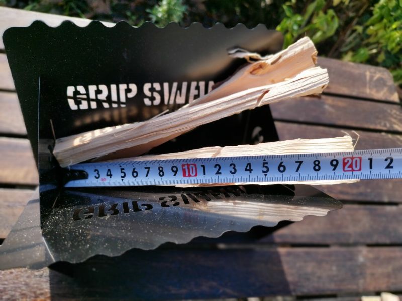 BE-PAL付録｜GRIP SWANY「スチール焚き火台」20cmの薪を置いた様子