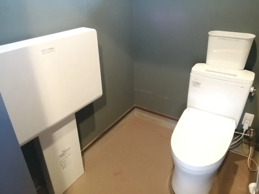 GRAND VERDE RESORT（グランヴェルデリゾート）洗い場付近の男性トイレに付いてるおむつ交換台
