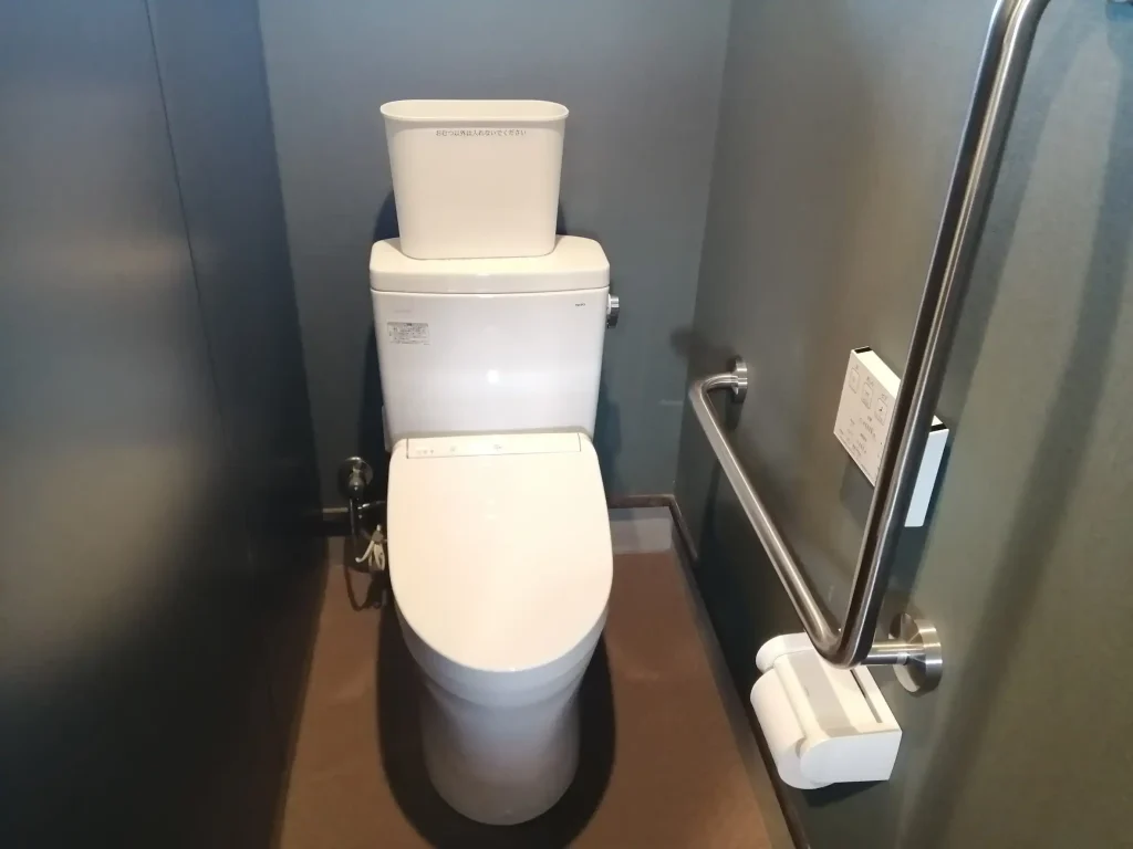 GRAND VERDE RESORT（グランヴェルデリゾート）洗い場付近の男性トイレの洋式