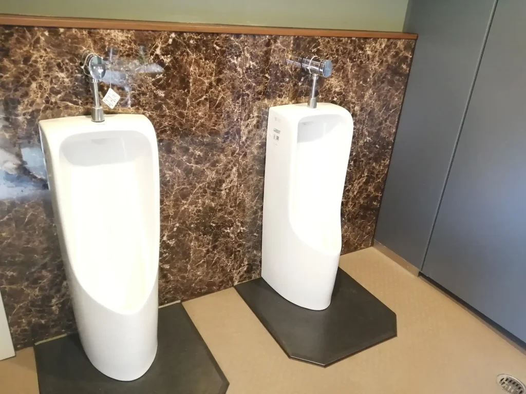 GRAND VERDE RESORT（グランヴェルデリゾート）洗い場付近の男性トイレの小便器