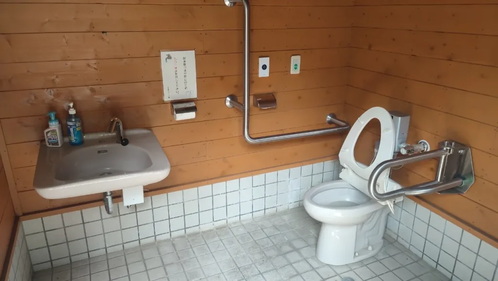 大分県県民の森 平成森林公園 キャンプ場  管理棟横のバリアフリートイレ