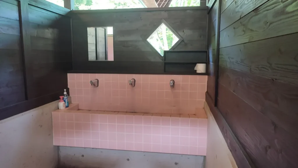 大分県県民の森 平成森林公園 キャンプ場 ファミリーテントサイト付近の女性トイレ