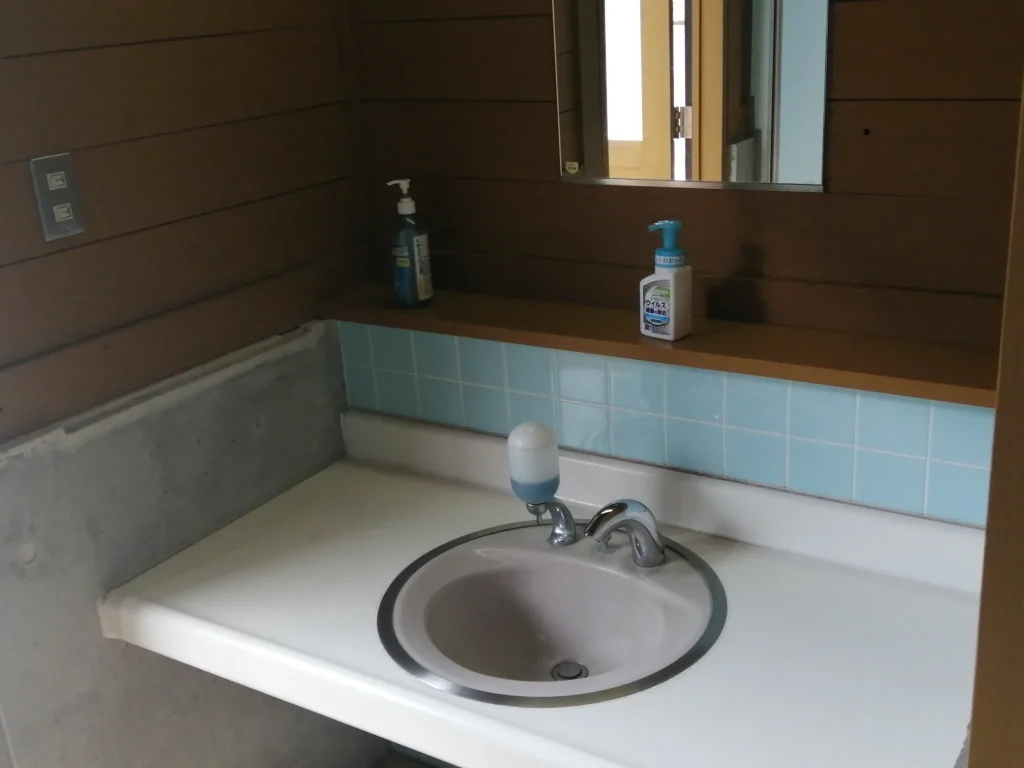 大分県県民の森 平成森林公園 キャンプ場  管理棟横の男性トイレ