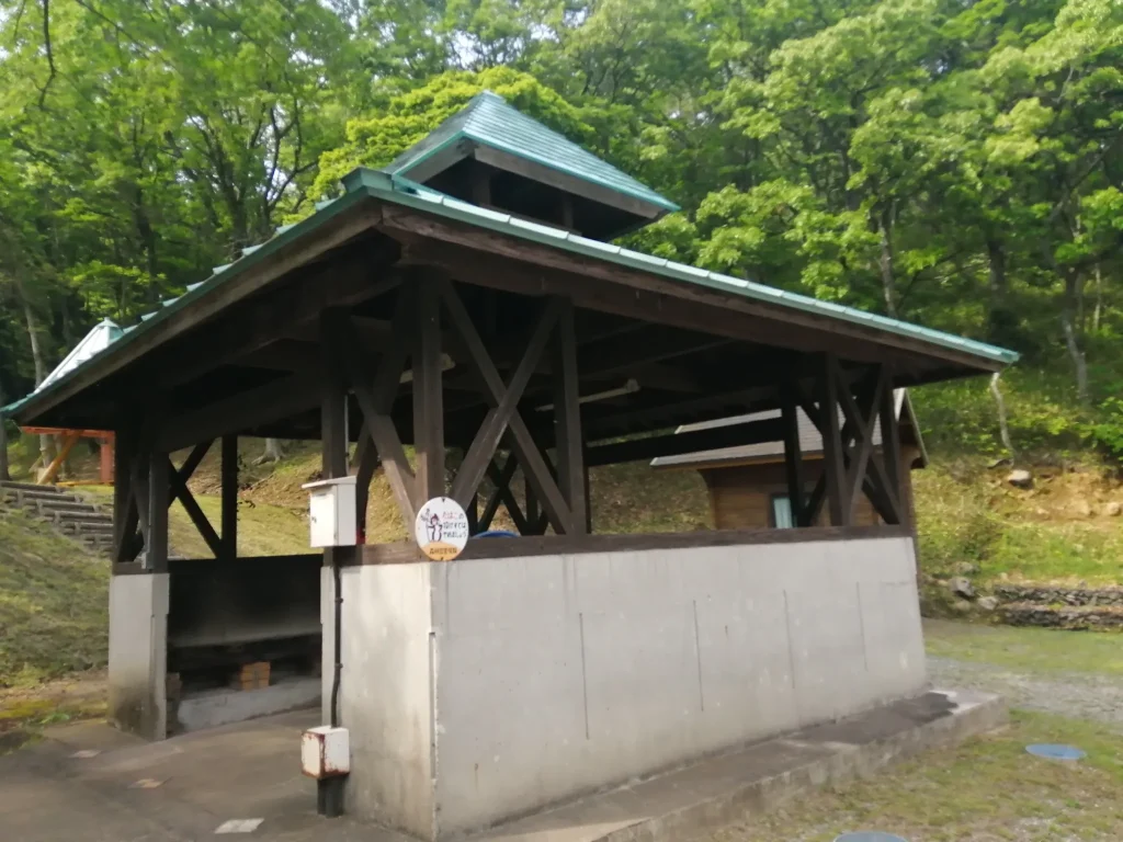大分県県民の森 平成森林公園 キャンプ場 コテージ付近の炊事場外観