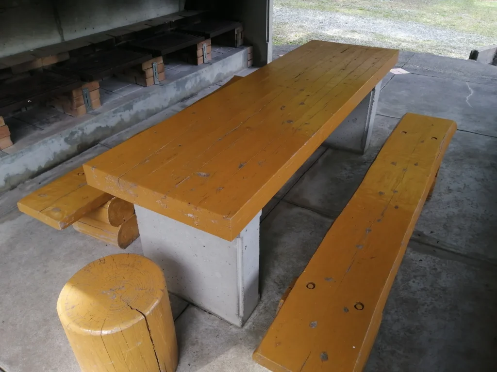 大分県県民の森 平成森林公園 キャンプ場 コテージ付近の炊事場にあるテーブル