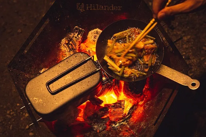 Hilander（ハイランダー）焚き火台　「六花」 ゴトクを使い調理している様子