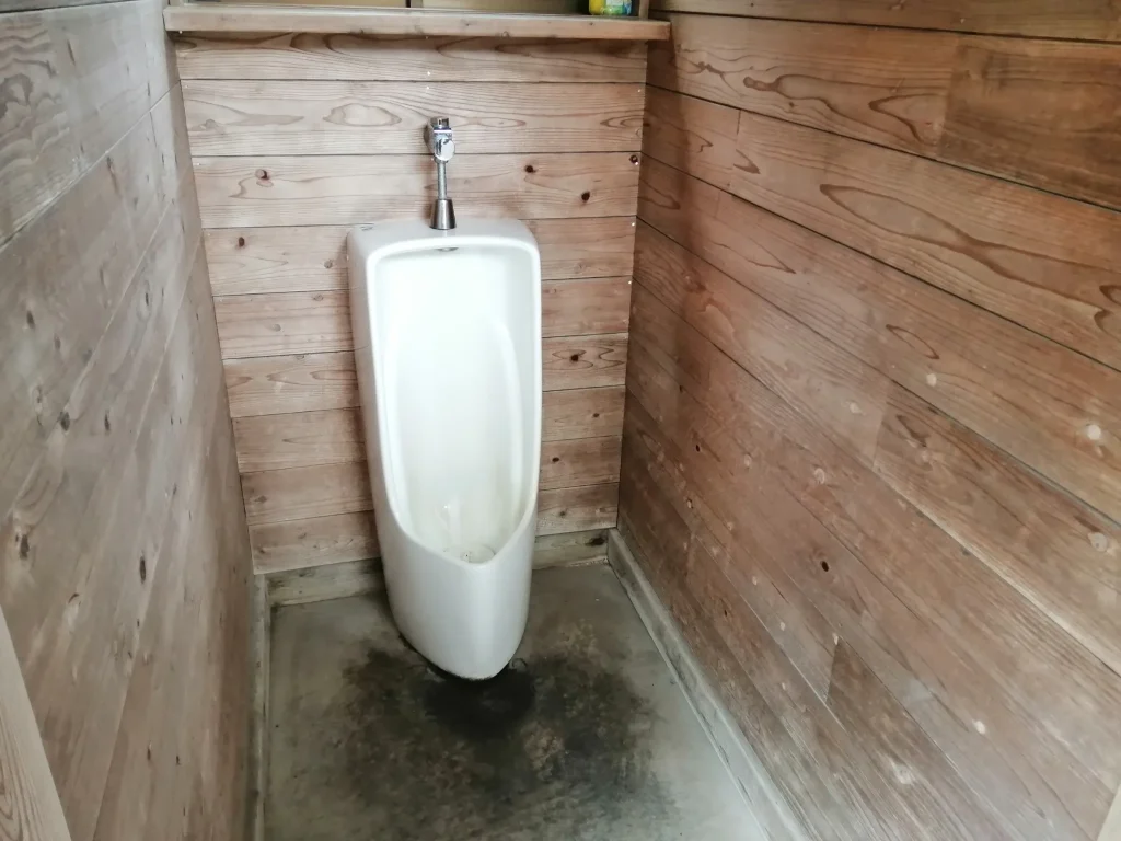 おさるのキャンプ場 温泉施設の男性トイレ小便器