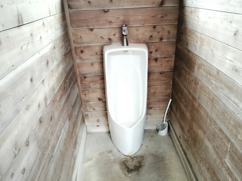 おさるのキャンプ場 駐車場付近の男性トイレ小便器