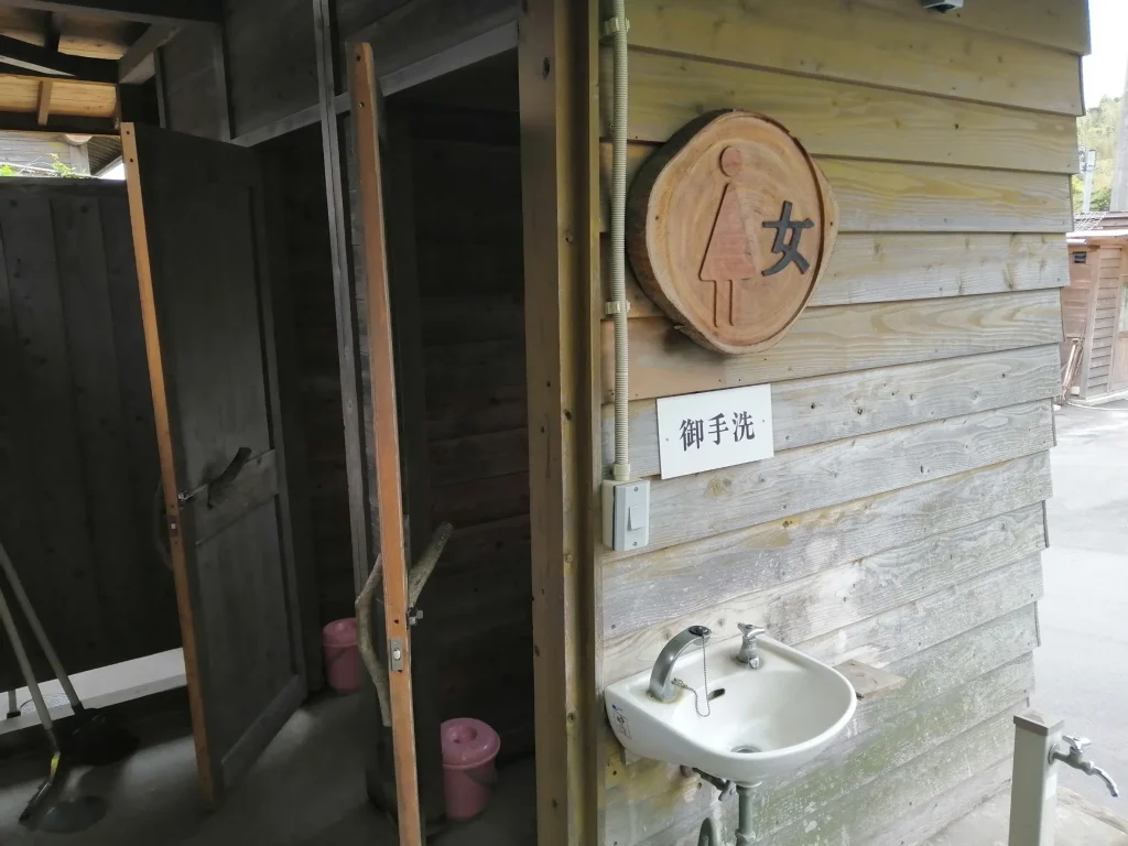 おさるのキャンプ場 駐車場付近の女性トイレ