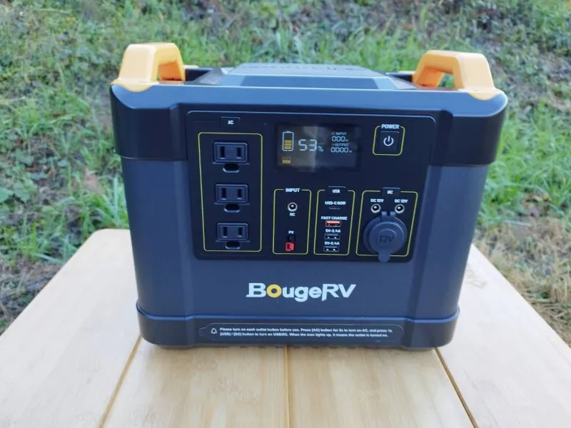 BougeRV（ボージアールブイ）「ポータブル電源 Fort 1000」屋外に置いた様子