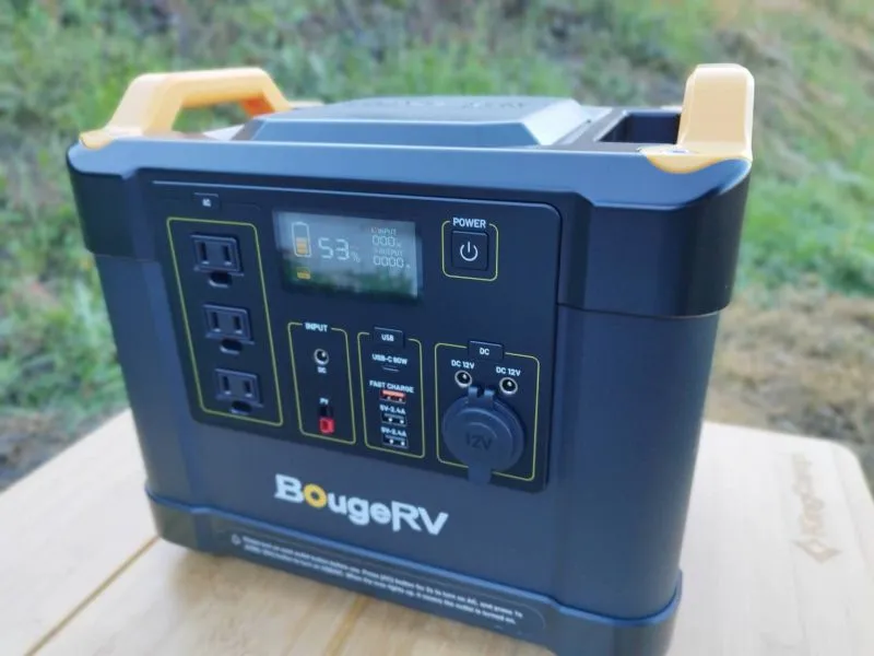 BougeRVの「ポータブル電源 Fort 1000」野外での使用