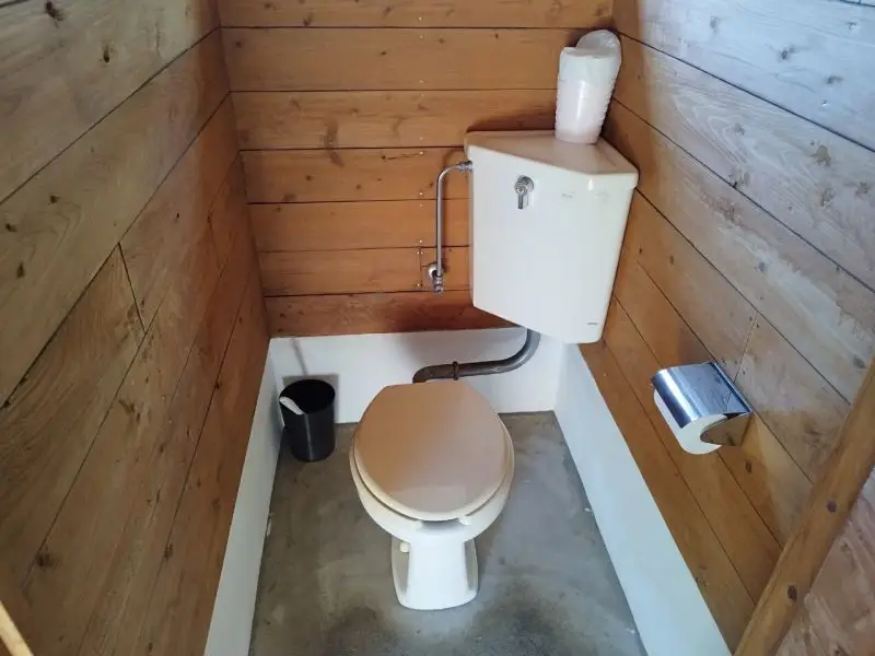 カナディアンヴィレッジ 男性トイレ（洋式）