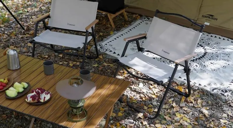 deerest「EASY GO seriesキャンプチェア」テーブルで横並びに2脚置いた様子