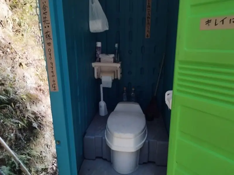 むおんきゃんぷ Dサイトの仮設トイレ