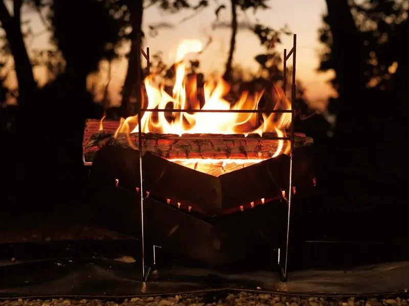 VASTLAND「コンパクト焚き火台」夜間の使用イメージ