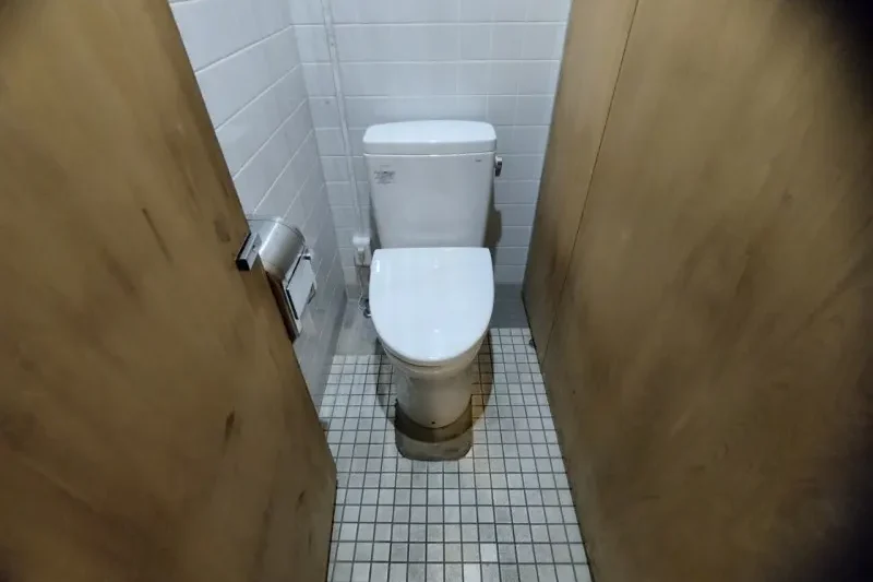 くじゅうやまなみキャンプ村 サイトセンターの男性トイレ（洋式）