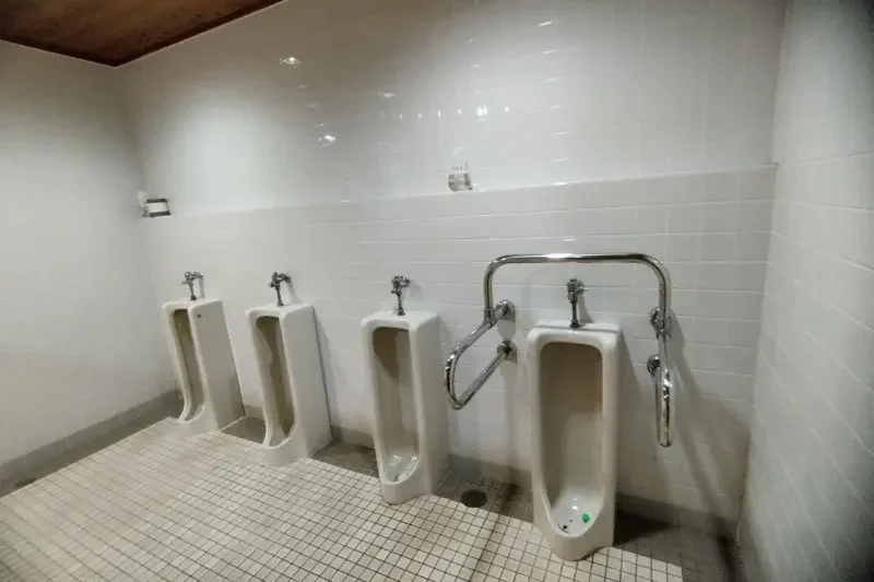 くじゅうやまなみキャンプ村 サイトセンターの男性トイレ（小便器）