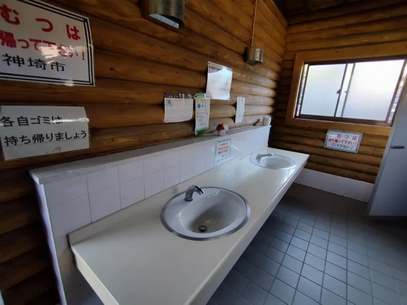 仁比山公園キャンプ村 女性トイレ（手洗い場）