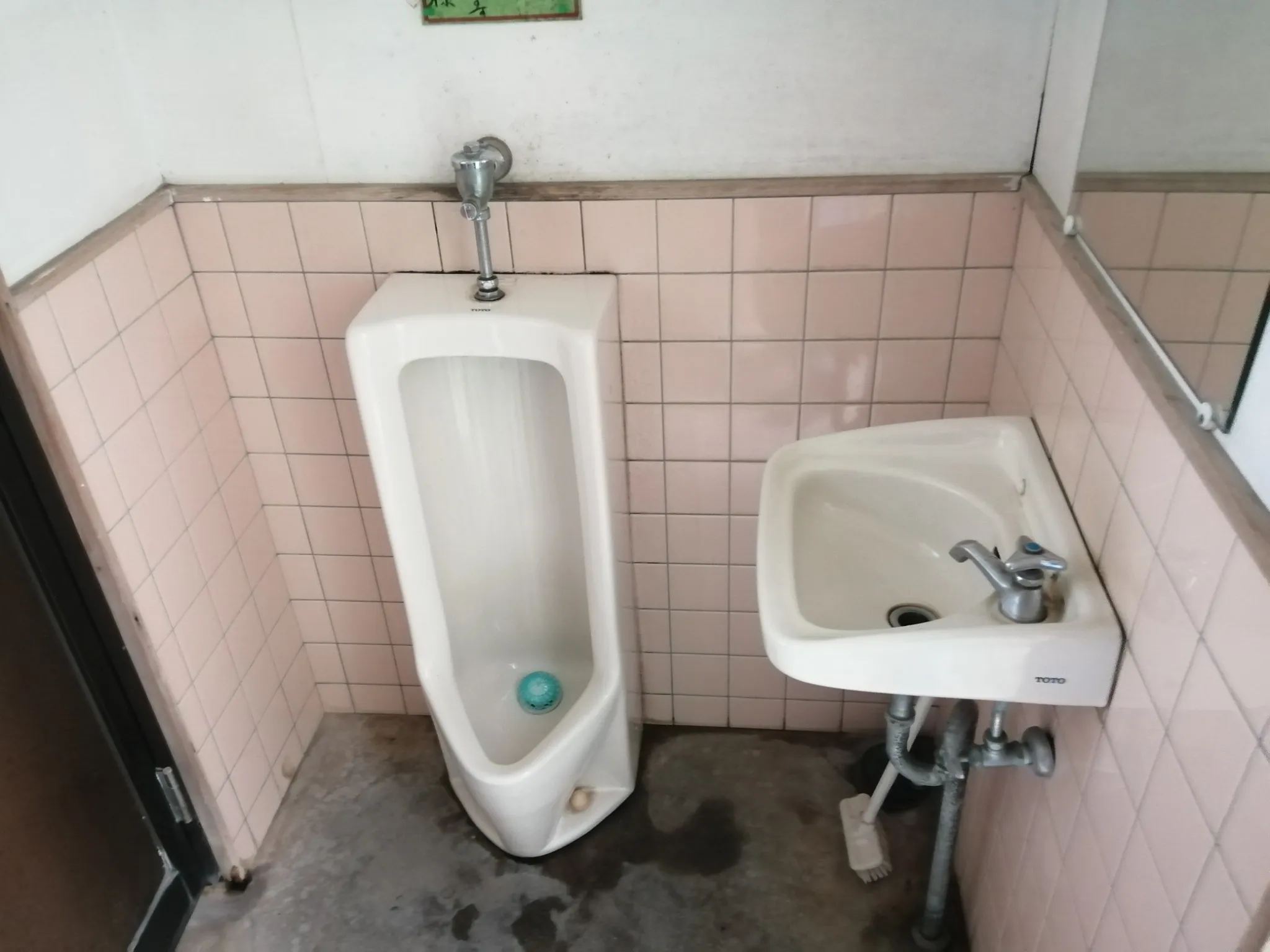 ウエストランド 管理棟横お手洗い男性トイレ（小便器）