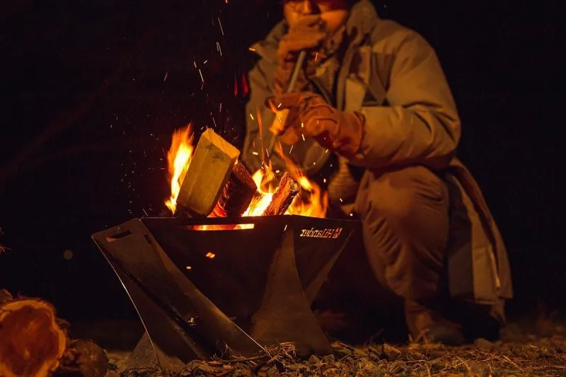 ハイランダー「六花（りっか」　リニューアルモデル　焚き火を楽しむ男性