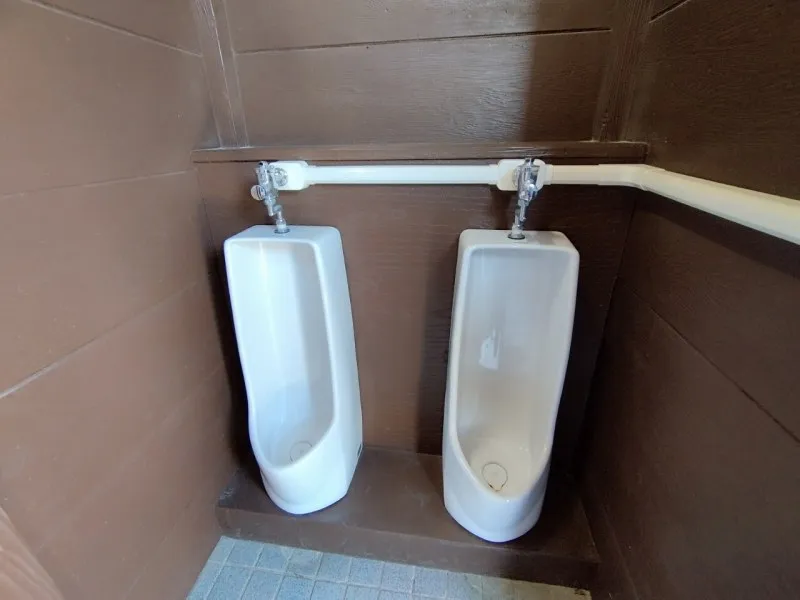国崎公園キャンプ場　男性トイレ（小便器）