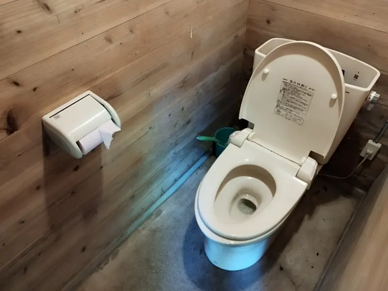 鉄山キャンプ場　管理棟の男性トイレ（洋式）