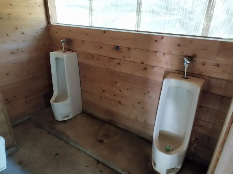 鉄山キャンプ場　管理棟の男性トイレ