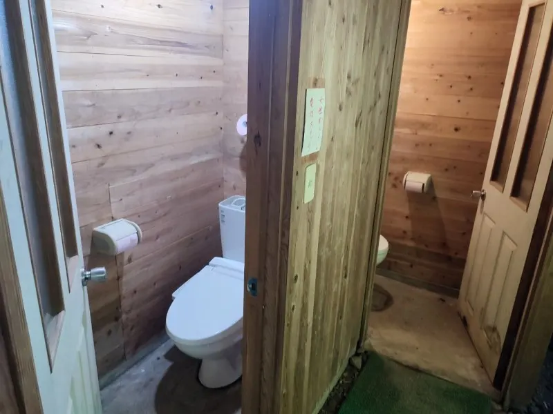 鉄山キャンプ場　管理棟の女性トイレ