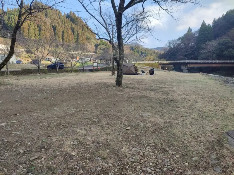 中岳キャンプ場　キャンプサイト（駐車場前の様子）