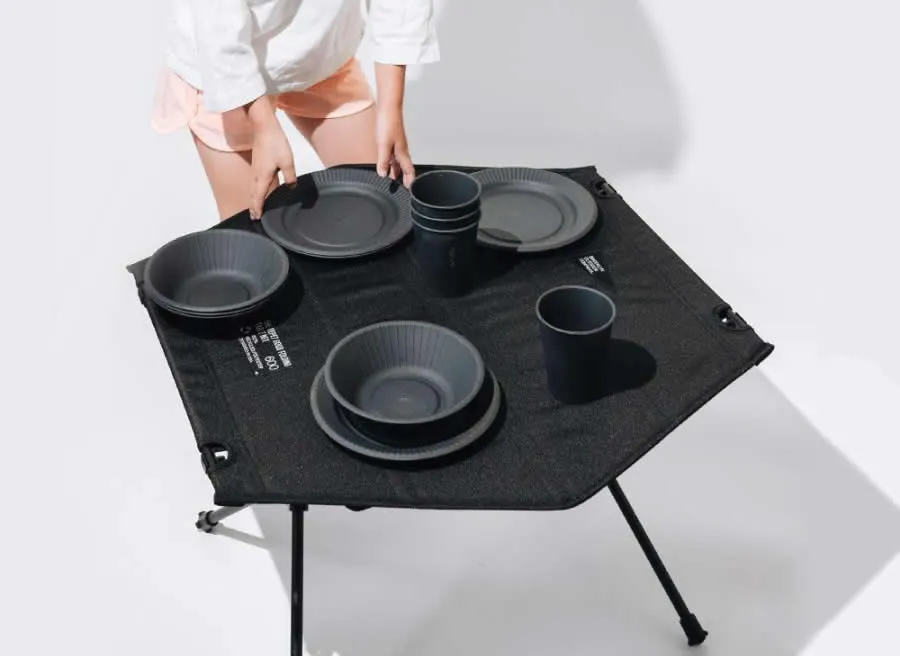 BROOKLYN OUTDOOR COMPANY（BOC）The RePET 600D Folding Hexa Table テーブルに食器を並べる女性