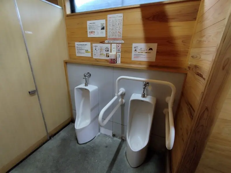 ボイボイキャンプ場　管理棟付近の男性トイレ（小便器）