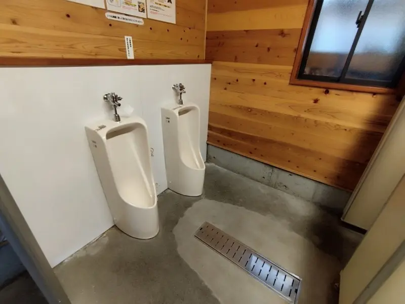 ボイボイキャンプ場　ボイボイカフェ付近の男性トイレ（小便器）